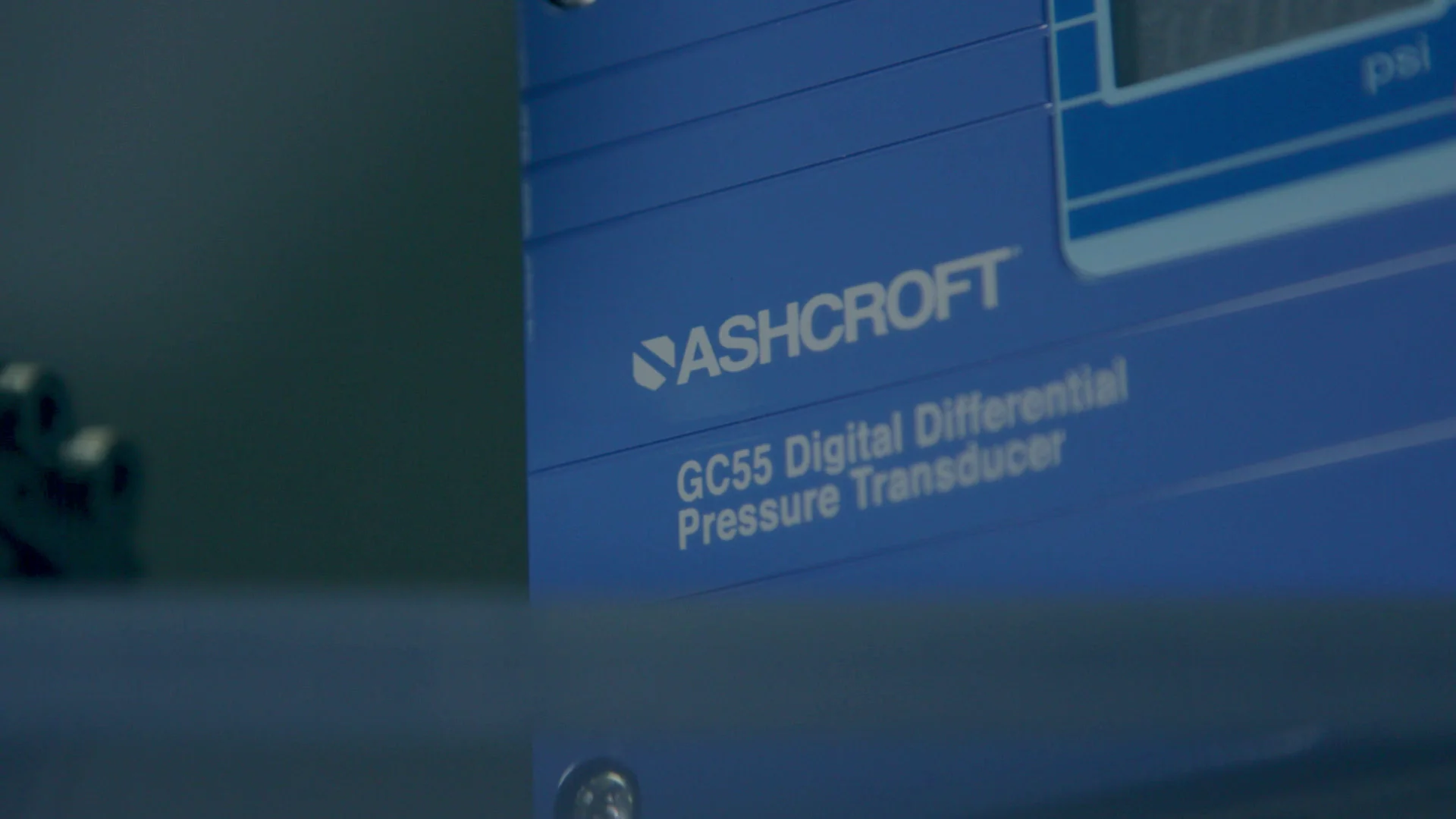 Ashcroft GC55 digital differential pressure transducer with clear blue casing and psi measurement.